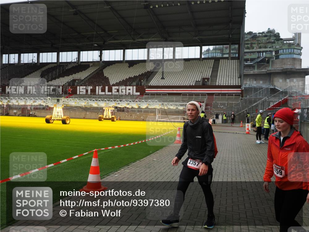 07.12.2025 - St. Pauli X-Mass-Run No. 15 Fabian Wolf http://msf.ph/oto/9397380 07.12.2025 10:44:41 Ziel 2321, 2325, 3132 meine-sportfotos.de