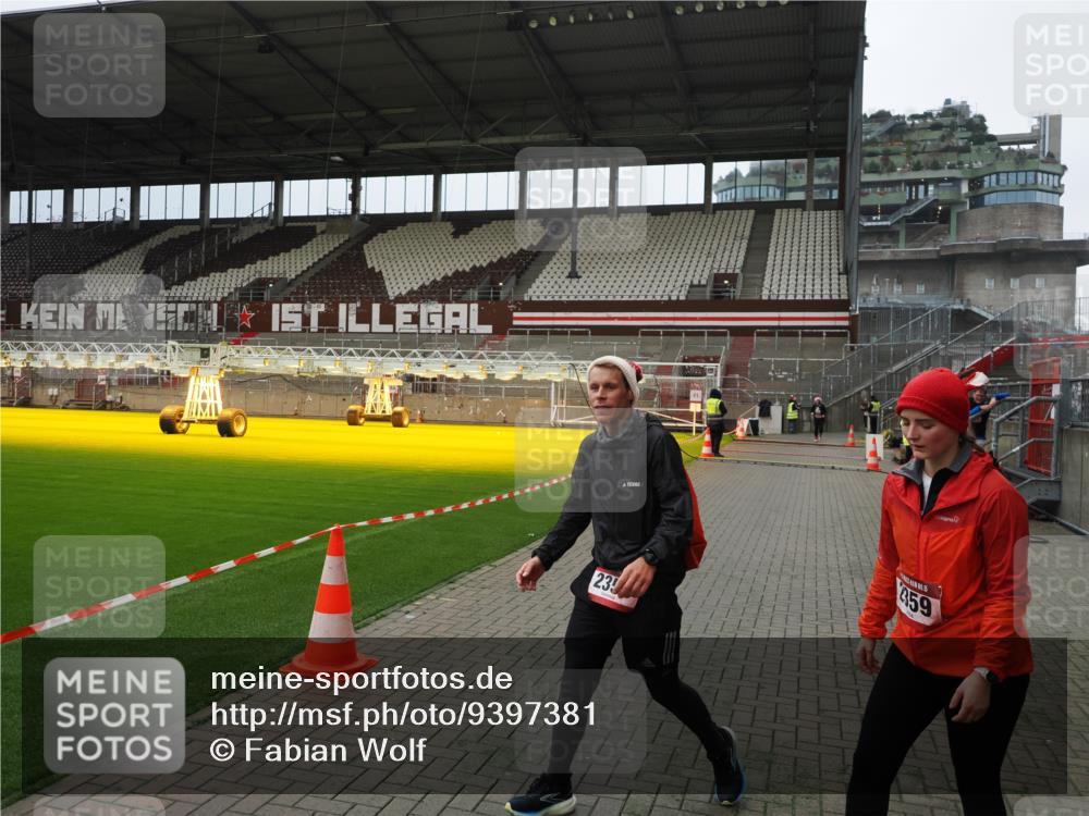07.12.2025 - St. Pauli X-Mass-Run No. 15 Fabian Wolf http://msf.ph/oto/9397381 07.12.2025 10:44:41 Ziel 2321, 2325, 3132 meine-sportfotos.de