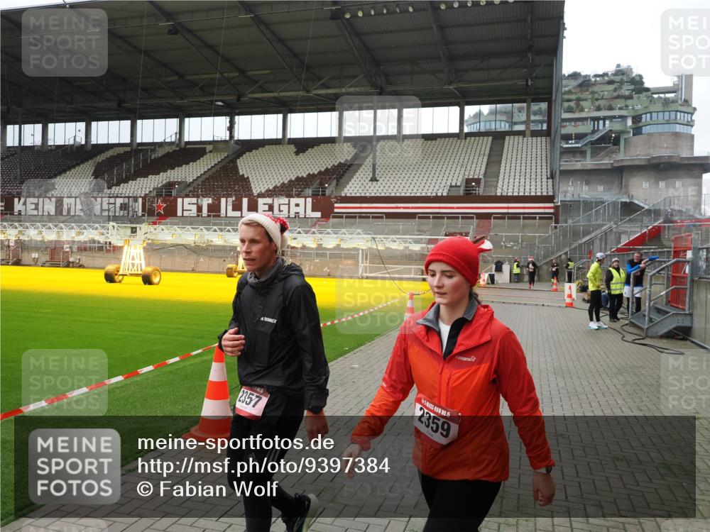 07.12.2025 - St. Pauli X-Mass-Run No. 15 Fabian Wolf http://msf.ph/oto/9397384 07.12.2025 10:44:42 Ziel 2321, 2325, 3132 meine-sportfotos.de