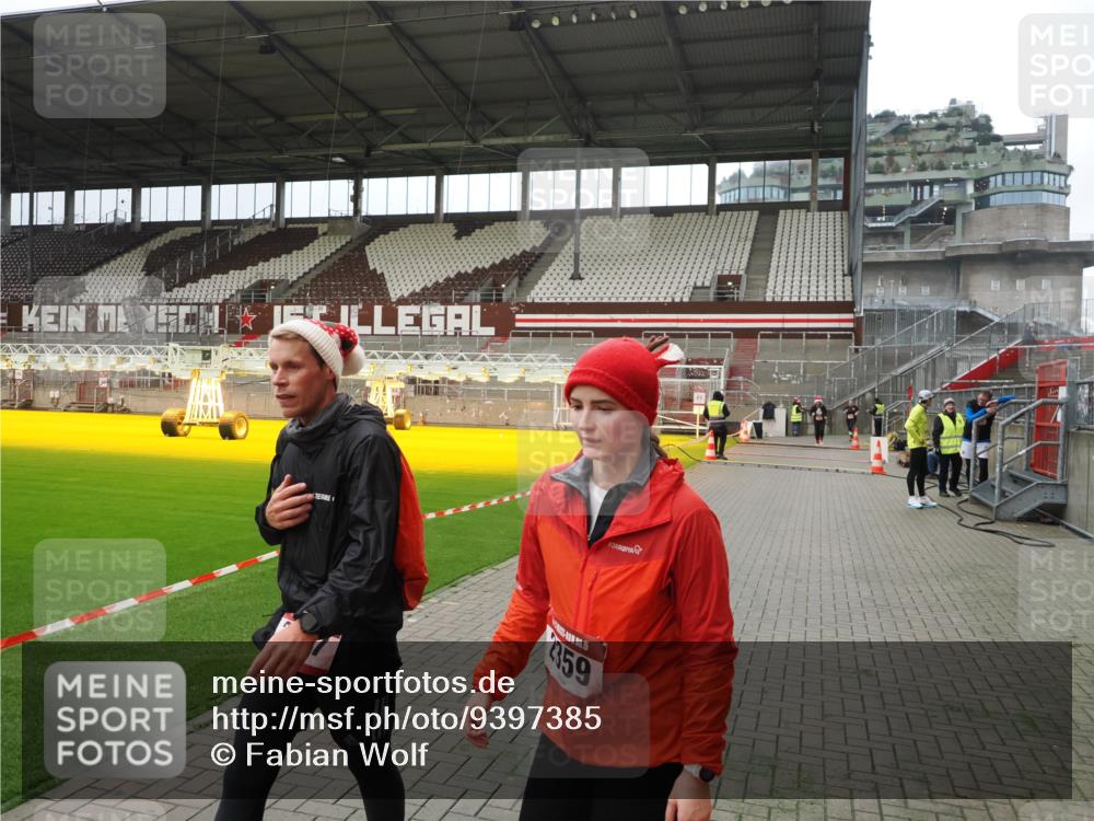 07.12.2025 - St. Pauli X-Mass-Run No. 15 Fabian Wolf http://msf.ph/oto/9397385 07.12.2025 10:44:42 Ziel 2321, 2325, 3132 meine-sportfotos.de