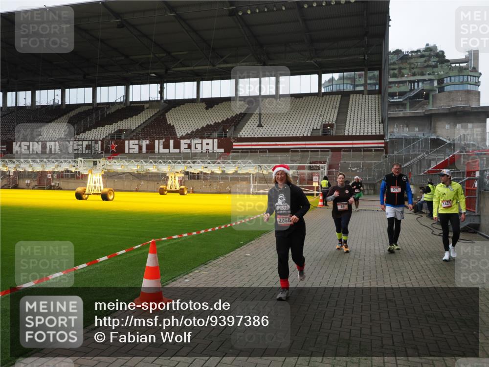 07.12.2025 - St. Pauli X-Mass-Run No. 15 Fabian Wolf http://msf.ph/oto/9397386 07.12.2025 10:44:52 Ziel 86, 2058, 3132, 4876 meine-sportfotos.de