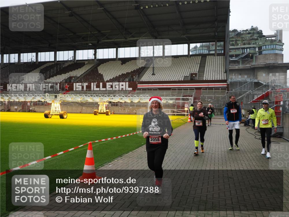 07.12.2025 - St. Pauli X-Mass-Run No. 15 Fabian Wolf http://msf.ph/oto/9397388 07.12.2025 10:44:53 Ziel 86, 2058, 4876 meine-sportfotos.de