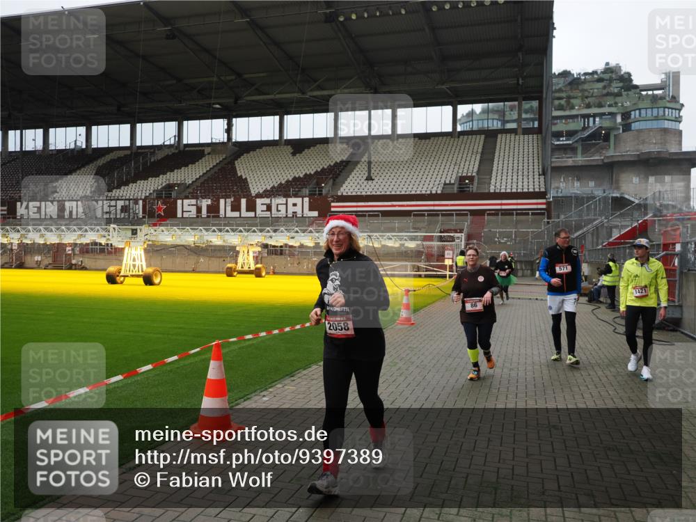 07.12.2025 - St. Pauli X-Mass-Run No. 15 Fabian Wolf http://msf.ph/oto/9397389 07.12.2025 10:44:53 Ziel 86, 2058, 4876 meine-sportfotos.de
