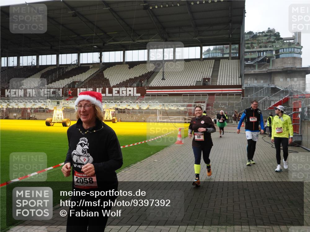 07.12.2025 - St. Pauli X-Mass-Run No. 15 Fabian Wolf http://msf.ph/oto/9397392 07.12.2025 10:44:53 Ziel 86, 2058, 4876 meine-sportfotos.de