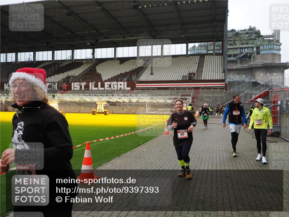 07.12.2025 - St. Pauli X-Mass-Run No. 15 Fabian Wolf http://msf.ph/oto/9397393 07.12.2025 10:44:54 Ziel 86, 2058, 4876 meine-sportfotos.de