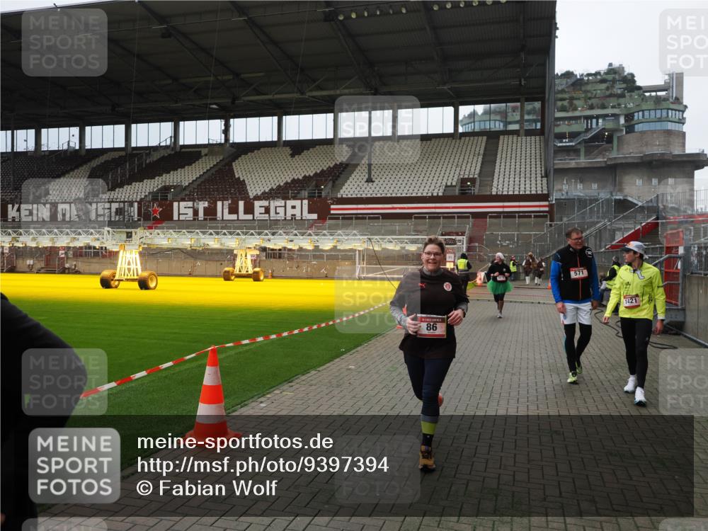 07.12.2025 - St. Pauli X-Mass-Run No. 15 Fabian Wolf http://msf.ph/oto/9397394 07.12.2025 10:44:54 Ziel 86, 2058, 4876 meine-sportfotos.de