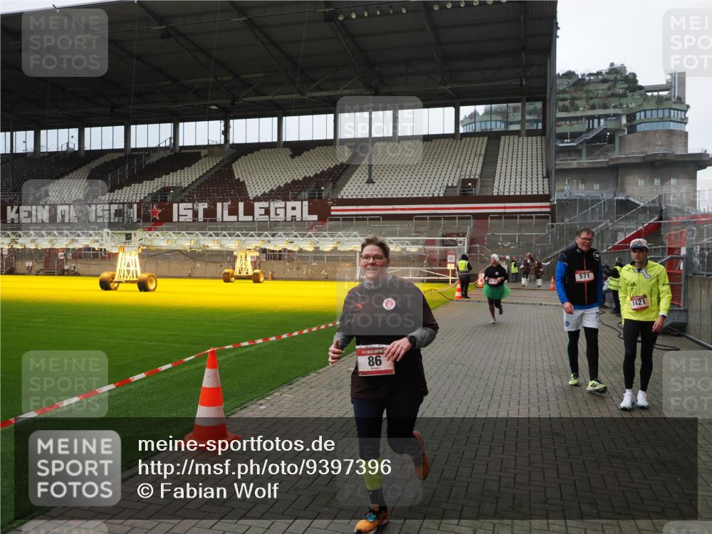 07.12.2025 - St. Pauli X-Mass-Run No. 15 Fabian Wolf http://msf.ph/oto/9397396 07.12.2025 10:44:54 Ziel 86, 2058, 4876 meine-sportfotos.de