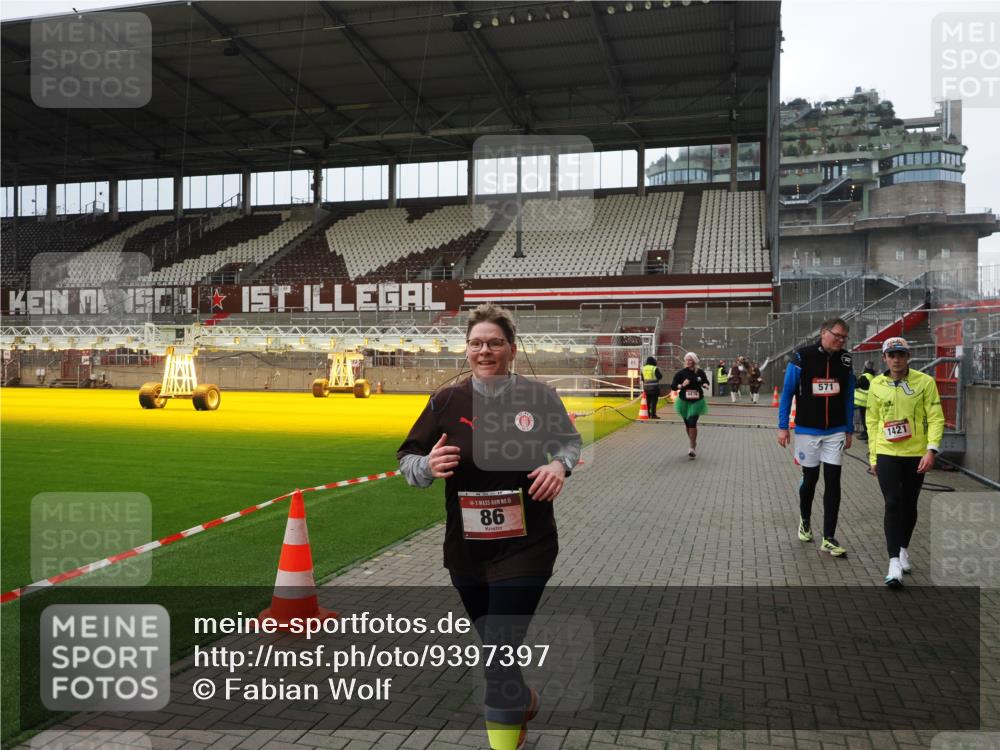 07.12.2025 - St. Pauli X-Mass-Run No. 15 Fabian Wolf http://msf.ph/oto/9397397 07.12.2025 10:44:54 Ziel 86, 2058, 4876 meine-sportfotos.de