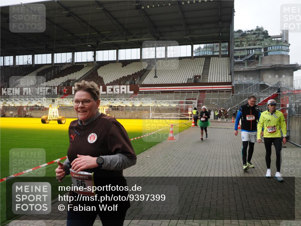 07.12.2025 - St. Pauli X-Mass-Run No. 15 Fabian Wolf http://msf.ph/oto/9397399 07.12.2025 10:44:55 Ziel 86, 2058, 4876 meine-sportfotos.de