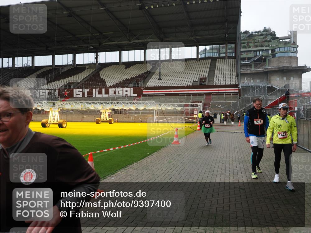 07.12.2025 - St. Pauli X-Mass-Run No. 15 Fabian Wolf http://msf.ph/oto/9397400 07.12.2025 10:44:55 Ziel 86, 2058, 4876 meine-sportfotos.de