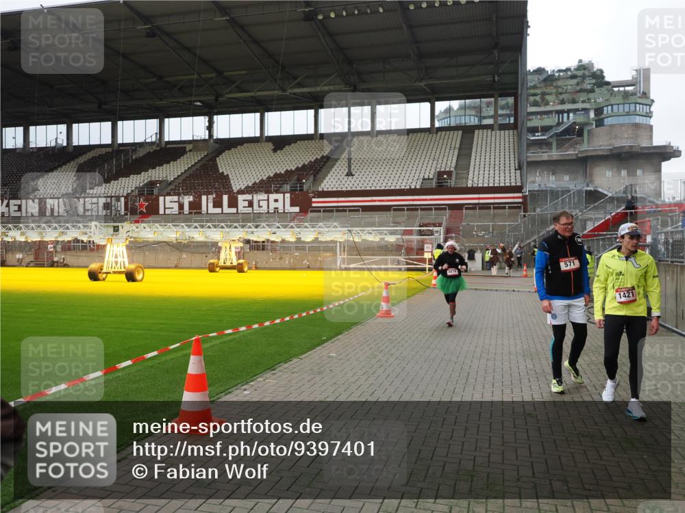 07.12.2025 - St. Pauli X-Mass-Run No. 15 Fabian Wolf http://msf.ph/oto/9397401 07.12.2025 10:44:55 Ziel 86, 2058, 4876 meine-sportfotos.de