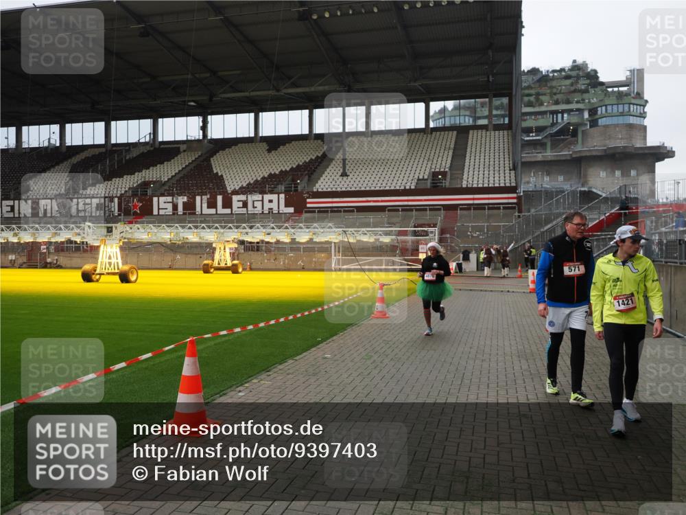 07.12.2025 - St. Pauli X-Mass-Run No. 15 Fabian Wolf http://msf.ph/oto/9397403 07.12.2025 10:44:56 Ziel 86, 2058, 4876 meine-sportfotos.de