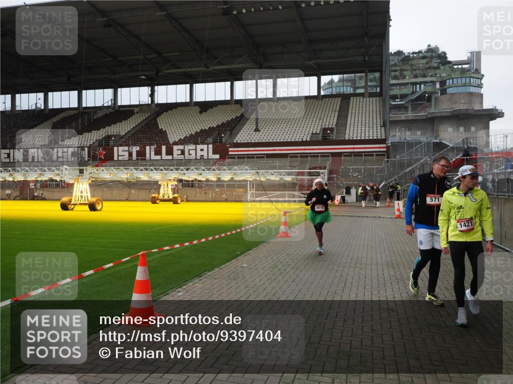 07.12.2025 - St. Pauli X-Mass-Run No. 15 Fabian Wolf http://msf.ph/oto/9397404 07.12.2025 10:44:56 Ziel 86, 2058, 4876 meine-sportfotos.de
