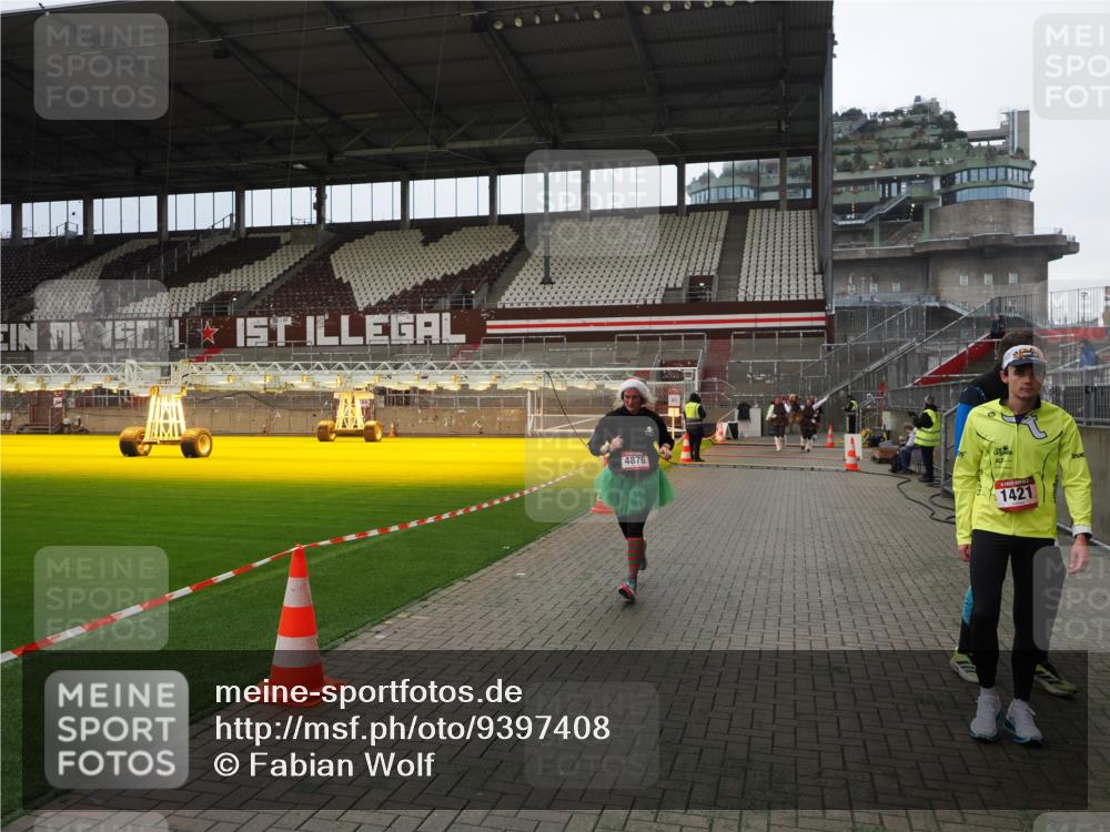 07.12.2025 - St. Pauli X-Mass-Run No. 15 Fabian Wolf http://msf.ph/oto/9397408 07.12.2025 10:44:57 Ziel 86, 791, 2058, 4876 meine-sportfotos.de