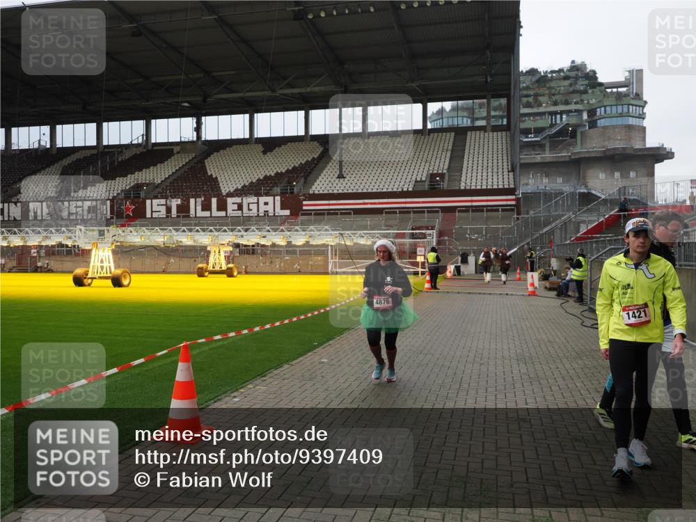 07.12.2025 - St. Pauli X-Mass-Run No. 15 Fabian Wolf http://msf.ph/oto/9397409 07.12.2025 10:44:57 Ziel 86, 791, 2058, 4876 meine-sportfotos.de