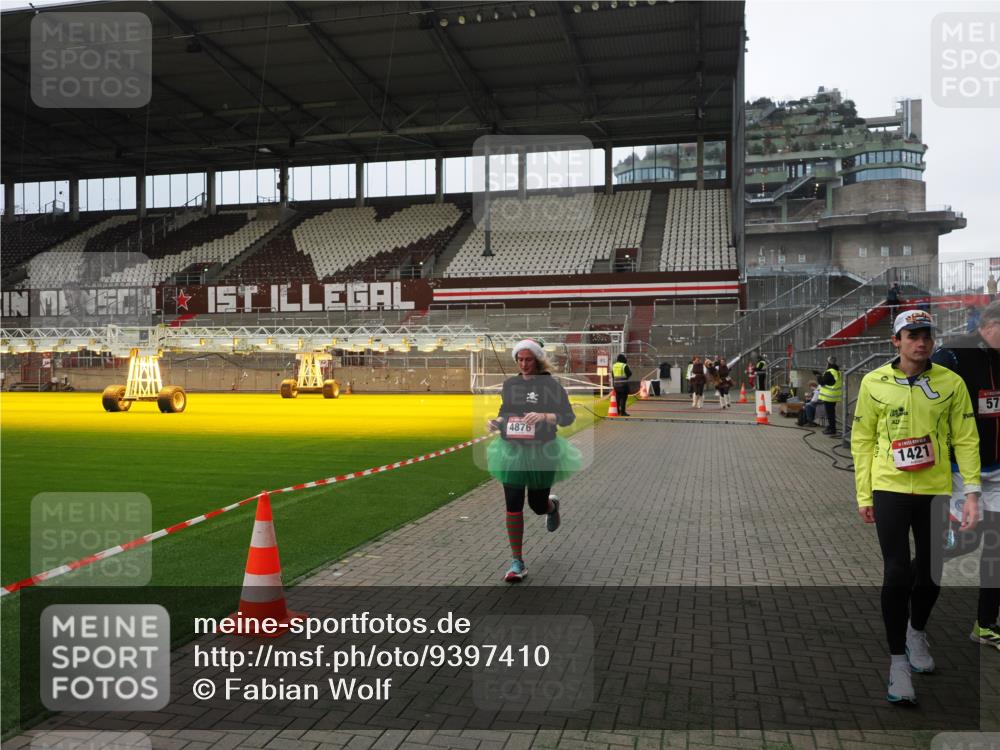 07.12.2025 - St. Pauli X-Mass-Run No. 15 Fabian Wolf http://msf.ph/oto/9397410 07.12.2025 10:44:57 Ziel 86, 791, 2058, 4876 meine-sportfotos.de