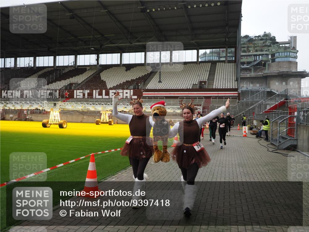 07.12.2025 - St. Pauli X-Mass-Run No. 15 Fabian Wolf http://msf.ph/oto/9397418 07.12.2025 10:45:05 Ziel 86, 791, 793, 1415, 1419, 1546, 2158, 2524, 2525, 4876 meine-sportfotos.de