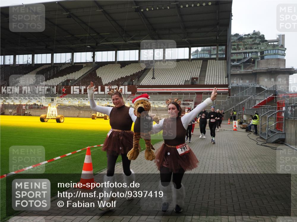 07.12.2025 - St. Pauli X-Mass-Run No. 15 Fabian Wolf http://msf.ph/oto/9397419 07.12.2025 10:45:06 Ziel 86, 631, 636, 791, 793, 1415, 1419, 1546, 2158, 2524, 2525, 4876 meine-sportfotos.de
