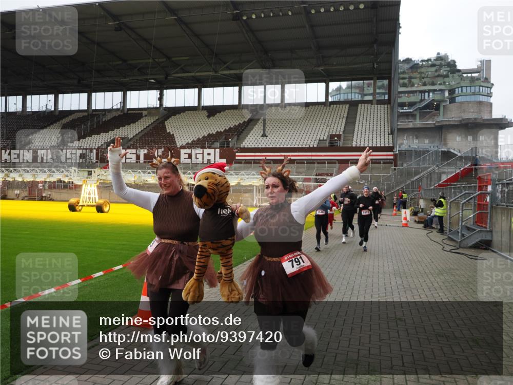 07.12.2025 - St. Pauli X-Mass-Run No. 15 Fabian Wolf http://msf.ph/oto/9397420 07.12.2025 10:45:06 Ziel 86, 631, 636, 791, 793, 1415, 1419, 1546, 2158, 2524, 2525, 4876 meine-sportfotos.de