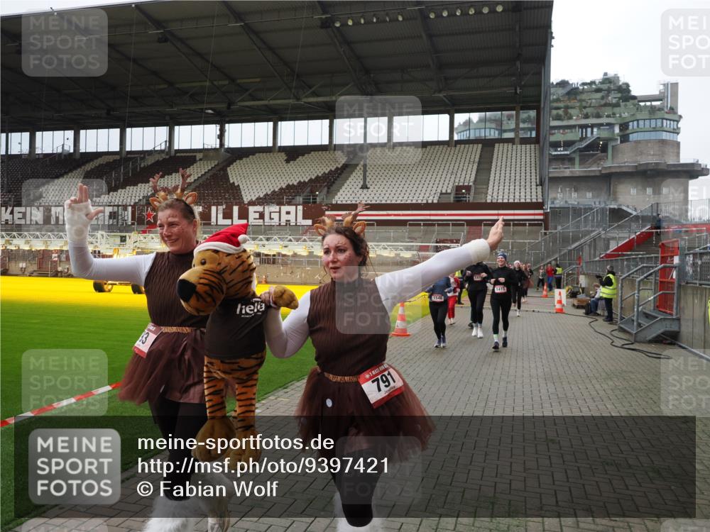 07.12.2025 - St. Pauli X-Mass-Run No. 15 Fabian Wolf http://msf.ph/oto/9397421 07.12.2025 10:45:06 Ziel 86, 631, 636, 791, 793, 1415, 1419, 1546, 2158, 2524, 2525, 4876 meine-sportfotos.de