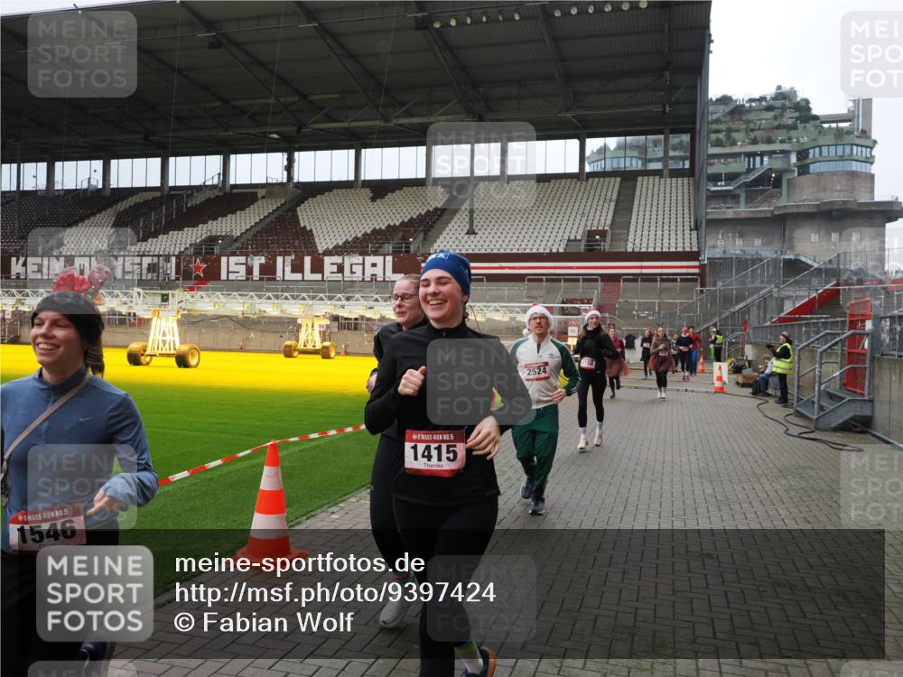 07.12.2025 - St. Pauli X-Mass-Run No. 15 Fabian Wolf http://msf.ph/oto/9397424 07.12.2025 10:45:09 Ziel 631, 636, 791, 793, 1245, 1415, 1419, 1546, 2158, 2524, 2525, 3350, 4876 meine-sportfotos.de