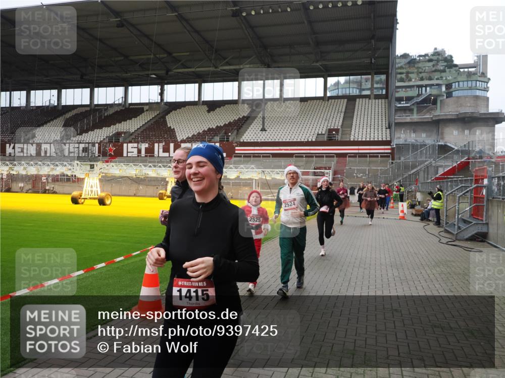 07.12.2025 - St. Pauli X-Mass-Run No. 15 Fabian Wolf http://msf.ph/oto/9397425 07.12.2025 10:45:09 Ziel 631, 636, 791, 793, 1245, 1415, 1419, 1546, 2158, 2524, 2525, 3350, 4876 meine-sportfotos.de