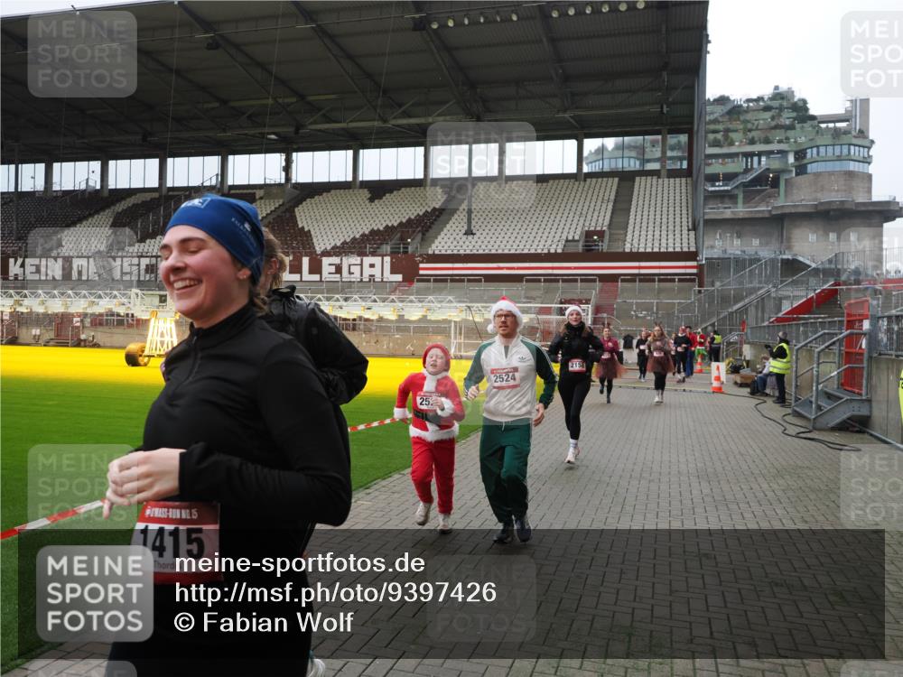 07.12.2025 - St. Pauli X-Mass-Run No. 15 Fabian Wolf http://msf.ph/oto/9397426 07.12.2025 10:45:10 Ziel 631, 636, 791, 793, 1245, 1415, 1419, 1546, 2086, 2158, 2524, 2525, 3350, 4876 meine-sportfotos.de