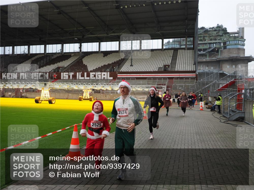 07.12.2025 - St. Pauli X-Mass-Run No. 15 Fabian Wolf http://msf.ph/oto/9397429 07.12.2025 10:45:10 Ziel 631, 636, 791, 793, 1245, 1415, 1419, 1546, 2086, 2158, 2524, 2525, 3350, 4876 meine-sportfotos.de