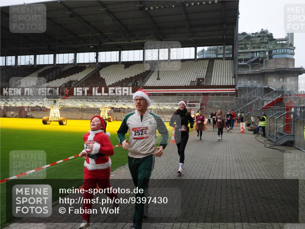 07.12.2025 - St. Pauli X-Mass-Run No. 15 Fabian Wolf http://msf.ph/oto/9397430 07.12.2025 10:45:10 Ziel 631, 636, 791, 793, 1245, 1415, 1419, 1546, 2086, 2158, 2524, 2525, 3350, 4876 meine-sportfotos.de