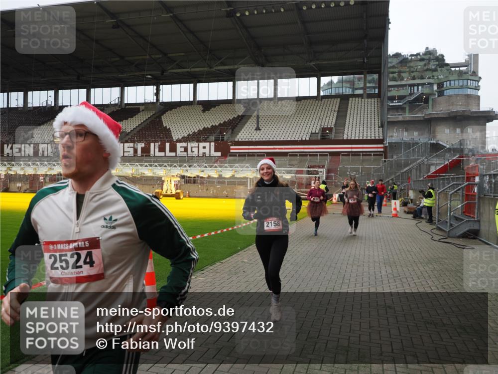 07.12.2025 - St. Pauli X-Mass-Run No. 15 Fabian Wolf http://msf.ph/oto/9397432 07.12.2025 10:45:11 Ziel 631, 636, 791, 793, 1245, 1415, 1419, 1546, 2086, 2158, 2524, 2525, 3350 meine-sportfotos.de