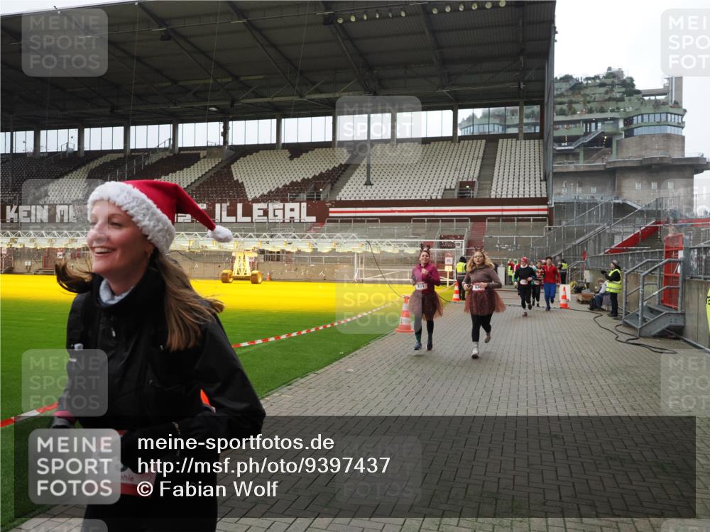 07.12.2025 - St. Pauli X-Mass-Run No. 15 Fabian Wolf http://msf.ph/oto/9397437 07.12.2025 10:45:12 Ziel 631, 636, 791, 793, 1245, 1415, 1419, 1546, 2086, 2158, 2524, 2525, 3350 meine-sportfotos.de