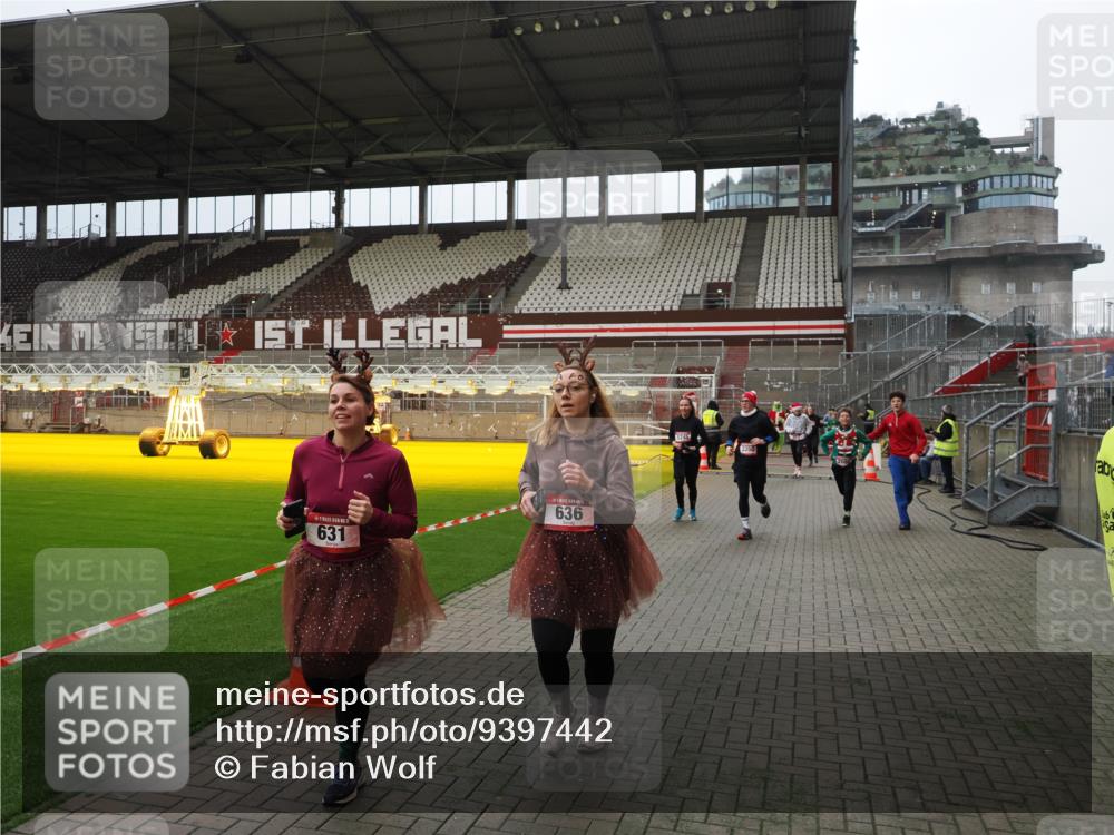 07.12.2025 - St. Pauli X-Mass-Run No. 15 Fabian Wolf http://msf.ph/oto/9397442 07.12.2025 10:45:14 Ziel 82, 631, 636, 791, 793, 1245, 1415, 1419, 1546, 2086, 2158, 2220, 2524, 2525, 3350 meine-sportfotos.de