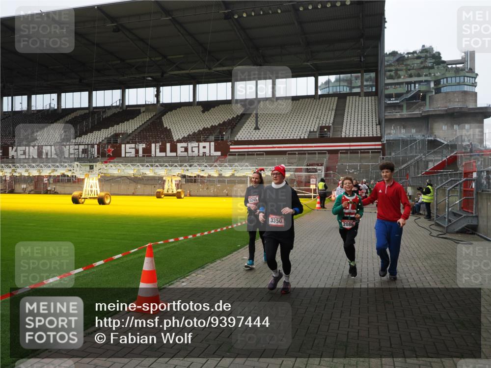 07.12.2025 - St. Pauli X-Mass-Run No. 15 Fabian Wolf http://msf.ph/oto/9397444 07.12.2025 10:45:16 Ziel 82, 401, 631, 636, 791, 793, 1245, 1415, 1419, 1546, 2086, 2158, 2220, 2355, 2356, 2524, 2525, 2926, 2934, 3350 meine-sportfotos.de