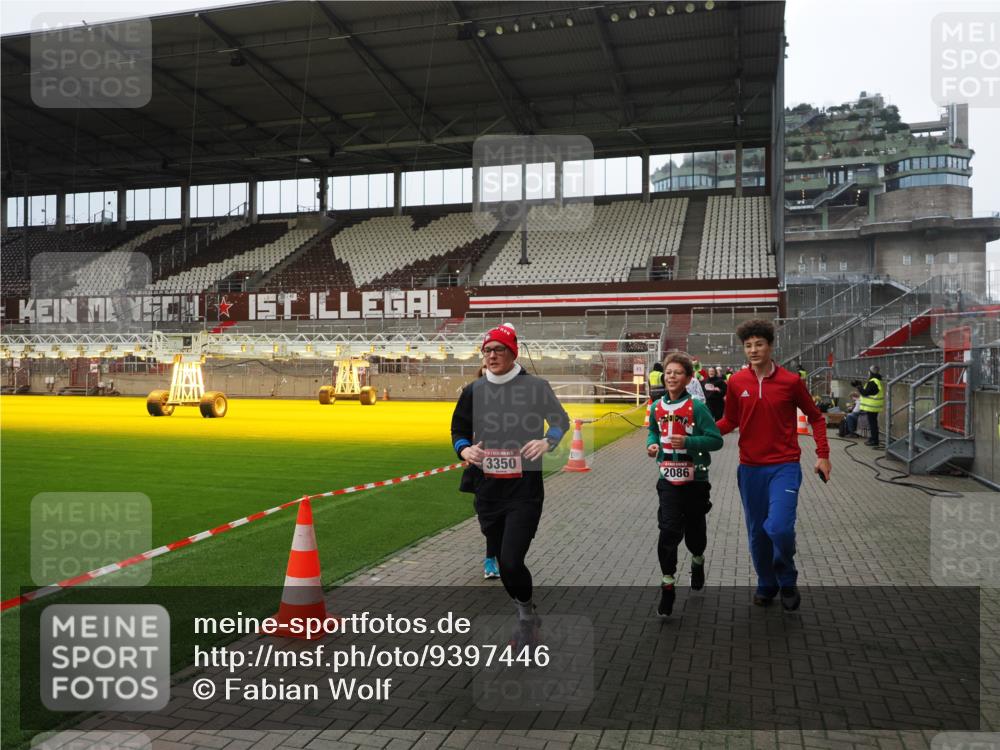 07.12.2025 - St. Pauli X-Mass-Run No. 15 Fabian Wolf http://msf.ph/oto/9397446 07.12.2025 10:45:17 Ziel 82, 401, 430, 467, 631, 636, 791, 793, 1096, 1245, 1415, 1419, 1546, 2086, 2158, 2220, 2355, 2356, 2524, 2525, 2926, 2934, 3350 meine-sportfotos.de