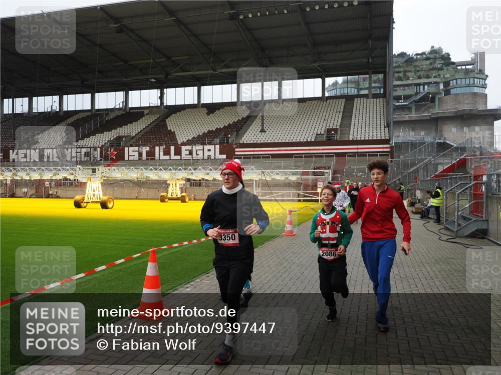 07.12.2025 - St. Pauli X-Mass-Run No. 15 Fabian Wolf http://msf.ph/oto/9397447 07.12.2025 10:45:17 Ziel 82, 401, 430, 467, 631, 636, 791, 793, 1096, 1245, 1415, 1419, 1546, 2086, 2158, 2220, 2355, 2356, 2524, 2525, 2926, 2934, 3350 meine-sportfotos.de