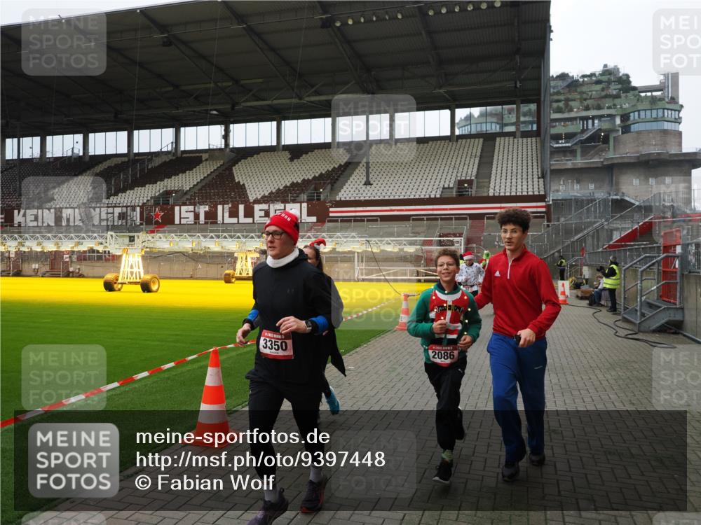 07.12.2025 - St. Pauli X-Mass-Run No. 15 Fabian Wolf http://msf.ph/oto/9397448 07.12.2025 10:45:17 Ziel 82, 401, 430, 467, 631, 636, 791, 793, 1096, 1245, 1415, 1419, 1546, 2086, 2158, 2220, 2355, 2356, 2524, 2525, 2926, 2934, 3350 meine-sportfotos.de