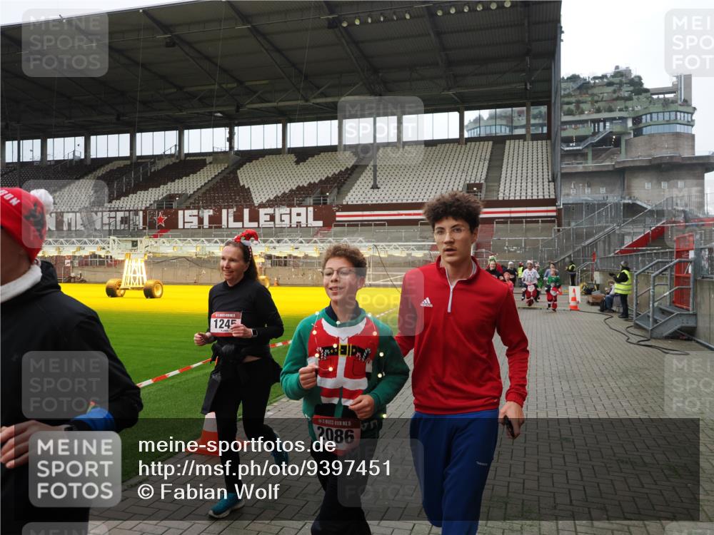 07.12.2025 - St. Pauli X-Mass-Run No. 15 Fabian Wolf http://msf.ph/oto/9397451 07.12.2025 10:45:18 Ziel 82, 401, 430, 467, 631, 636, 793, 1096, 1245, 1415, 1419, 1546, 2086, 2158, 2220, 2355, 2356, 2524, 2525, 2926, 2934, 3350 meine-sportfotos.de
