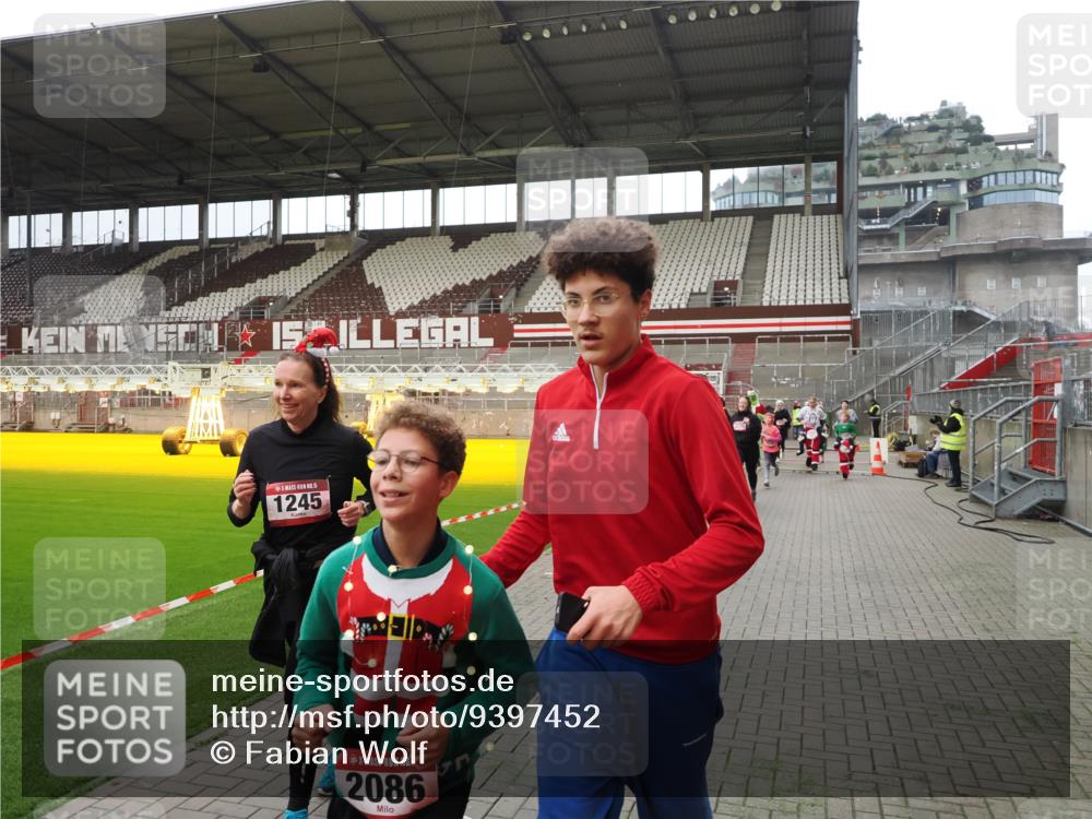 07.12.2025 - St. Pauli X-Mass-Run No. 15 Fabian Wolf http://msf.ph/oto/9397452 07.12.2025 10:45:18 Ziel 82, 401, 430, 467, 631, 636, 793, 1096, 1245, 1415, 1419, 1546, 2086, 2158, 2220, 2355, 2356, 2524, 2525, 2926, 2934, 3350 meine-sportfotos.de