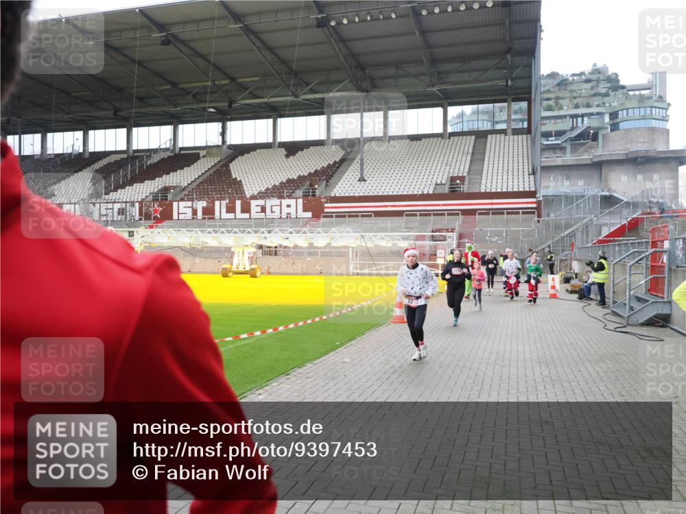 07.12.2025 - St. Pauli X-Mass-Run No. 15 Fabian Wolf http://msf.ph/oto/9397453 07.12.2025 10:45:18 Ziel 82, 401, 430, 467, 631, 636, 793, 1096, 1245, 1415, 1419, 1546, 2086, 2158, 2220, 2355, 2356, 2524, 2525, 2926, 2934, 3350 meine-sportfotos.de
