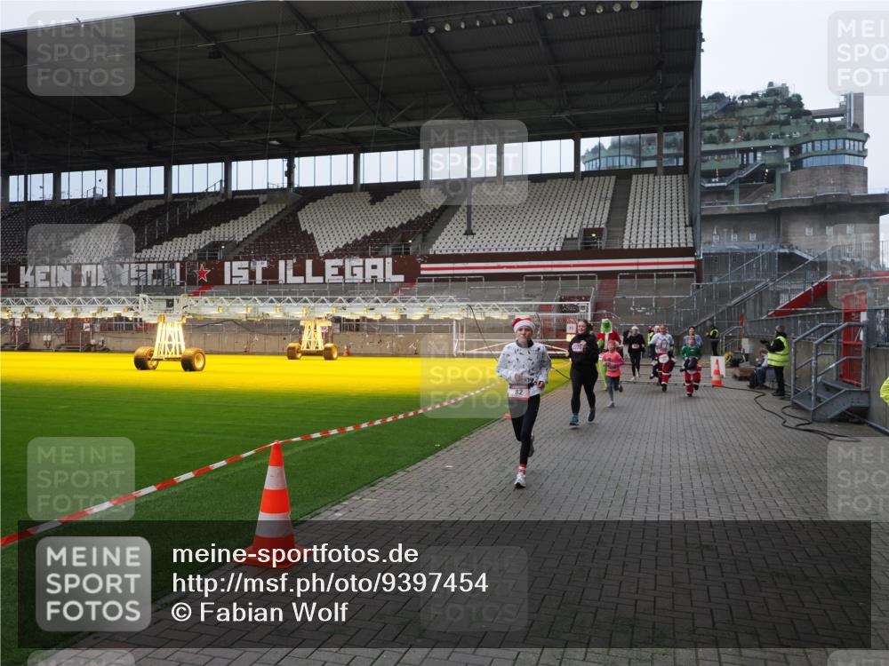 07.12.2025 - St. Pauli X-Mass-Run No. 15 Fabian Wolf http://msf.ph/oto/9397454 07.12.2025 10:45:19 Ziel 82, 401, 430, 467, 631, 636, 1096, 1245, 1415, 1419, 1546, 2086, 2158, 2220, 2355, 2356, 2524, 2525, 2535, 2926, 2934, 3350 meine-sportfotos.de