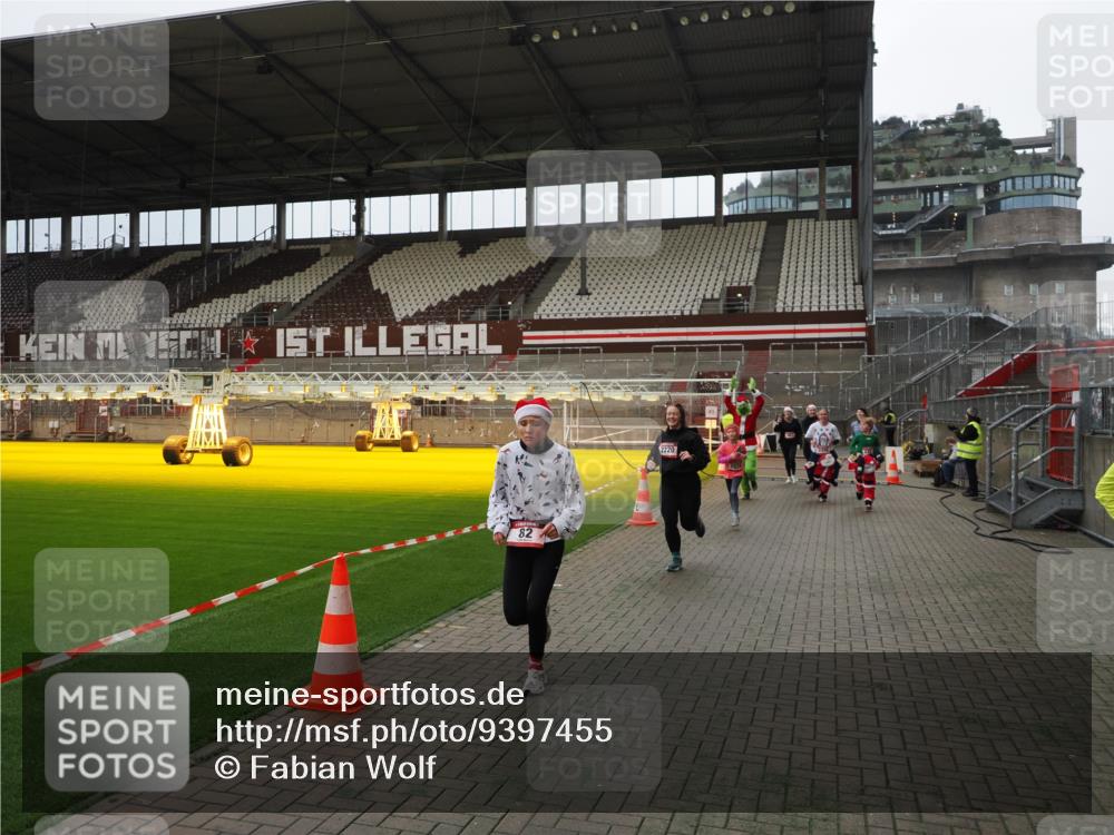 07.12.2025 - St. Pauli X-Mass-Run No. 15 Fabian Wolf http://msf.ph/oto/9397455 07.12.2025 10:45:19 Ziel 82, 401, 430, 467, 631, 636, 1096, 1245, 1415, 1419, 1546, 2086, 2158, 2220, 2355, 2356, 2524, 2525, 2535, 2926, 2934, 3350 meine-sportfotos.de