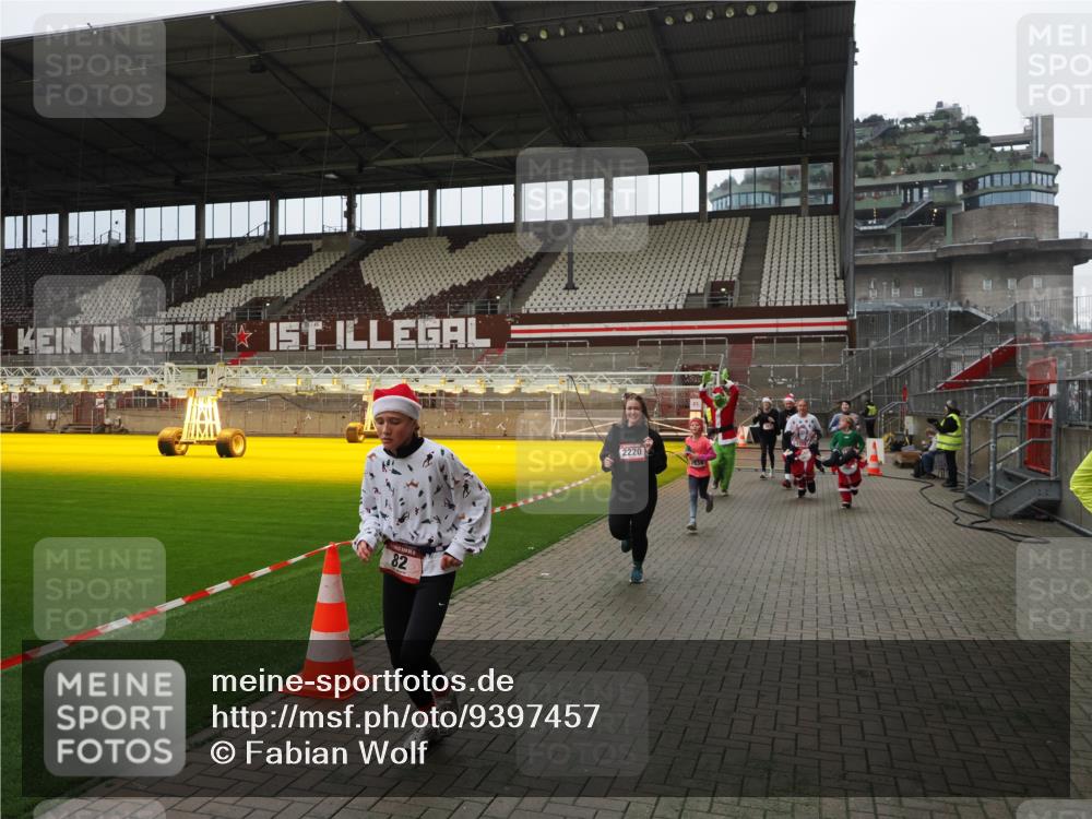07.12.2025 - St. Pauli X-Mass-Run No. 15 Fabian Wolf http://msf.ph/oto/9397457 07.12.2025 10:45:20 Ziel 82, 401, 430, 467, 631, 636, 1096, 1245, 1415, 1419, 1546, 2086, 2158, 2220, 2355, 2356, 2524, 2525, 2535, 2926, 2934, 3350 meine-sportfotos.de