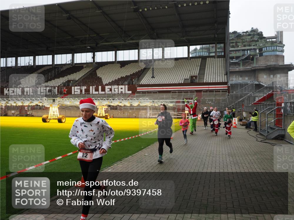 07.12.2025 - St. Pauli X-Mass-Run No. 15 Fabian Wolf http://msf.ph/oto/9397458 07.12.2025 10:45:20 Ziel 82, 401, 430, 467, 631, 636, 1096, 1245, 1415, 1419, 1546, 2086, 2158, 2220, 2355, 2356, 2524, 2525, 2535, 2926, 2934, 3350 meine-sportfotos.de