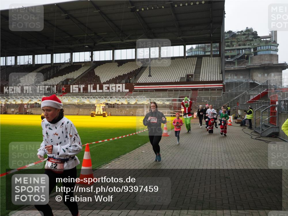07.12.2025 - St. Pauli X-Mass-Run No. 15 Fabian Wolf http://msf.ph/oto/9397459 07.12.2025 10:45:20 Ziel 82, 401, 430, 467, 631, 636, 1096, 1245, 1415, 1419, 1546, 2086, 2158, 2220, 2355, 2356, 2524, 2525, 2535, 2926, 2934, 3350 meine-sportfotos.de