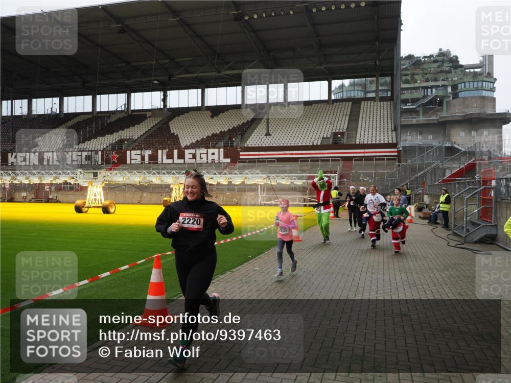 07.12.2025 - St. Pauli X-Mass-Run No. 15 Fabian Wolf http://msf.ph/oto/9397463 07.12.2025 10:45:21 Ziel 82, 401, 430, 467, 631, 636, 1096, 1245, 1419, 2086, 2158, 2220, 2355, 2356, 2524, 2525, 2535, 2926, 2934, 3350 meine-sportfotos.de
