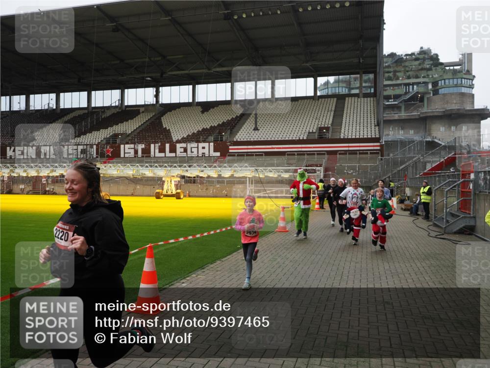 07.12.2025 - St. Pauli X-Mass-Run No. 15 Fabian Wolf http://msf.ph/oto/9397465 07.12.2025 10:45:21 Ziel 82, 401, 430, 467, 631, 636, 1096, 1245, 1419, 2086, 2158, 2220, 2355, 2356, 2524, 2525, 2535, 2926, 2934, 3350 meine-sportfotos.de