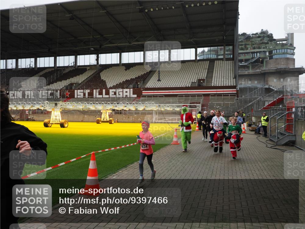 07.12.2025 - St. Pauli X-Mass-Run No. 15 Fabian Wolf http://msf.ph/oto/9397466 07.12.2025 10:45:22 Ziel 82, 401, 430, 467, 631, 636, 1096, 1245, 2086, 2158, 2220, 2355, 2356, 2524, 2525, 2535, 2926, 2934, 3350 meine-sportfotos.de
