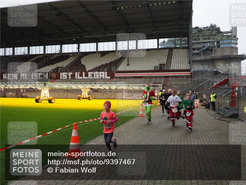 07.12.2025 - St. Pauli X-Mass-Run No. 15 Fabian Wolf http://msf.ph/oto/9397467 07.12.2025 10:45:22 Ziel 82, 401, 430, 467, 631, 636, 1096, 1245, 2086, 2158, 2220, 2355, 2356, 2524, 2525, 2535, 2926, 2934, 3350 meine-sportfotos.de