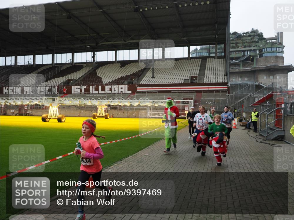 07.12.2025 - St. Pauli X-Mass-Run No. 15 Fabian Wolf http://msf.ph/oto/9397469 07.12.2025 10:45:22 Ziel 82, 401, 430, 467, 631, 636, 1096, 1245, 2086, 2158, 2220, 2355, 2356, 2524, 2525, 2535, 2926, 2934, 3350 meine-sportfotos.de