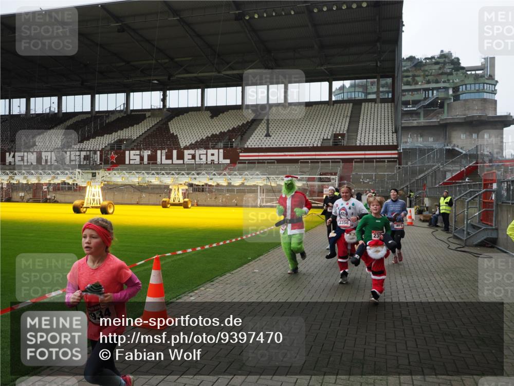 07.12.2025 - St. Pauli X-Mass-Run No. 15 Fabian Wolf http://msf.ph/oto/9397470 07.12.2025 10:45:22 Ziel 82, 401, 430, 467, 631, 636, 1096, 1245, 2086, 2158, 2220, 2355, 2356, 2524, 2525, 2535, 2926, 2934, 3350 meine-sportfotos.de